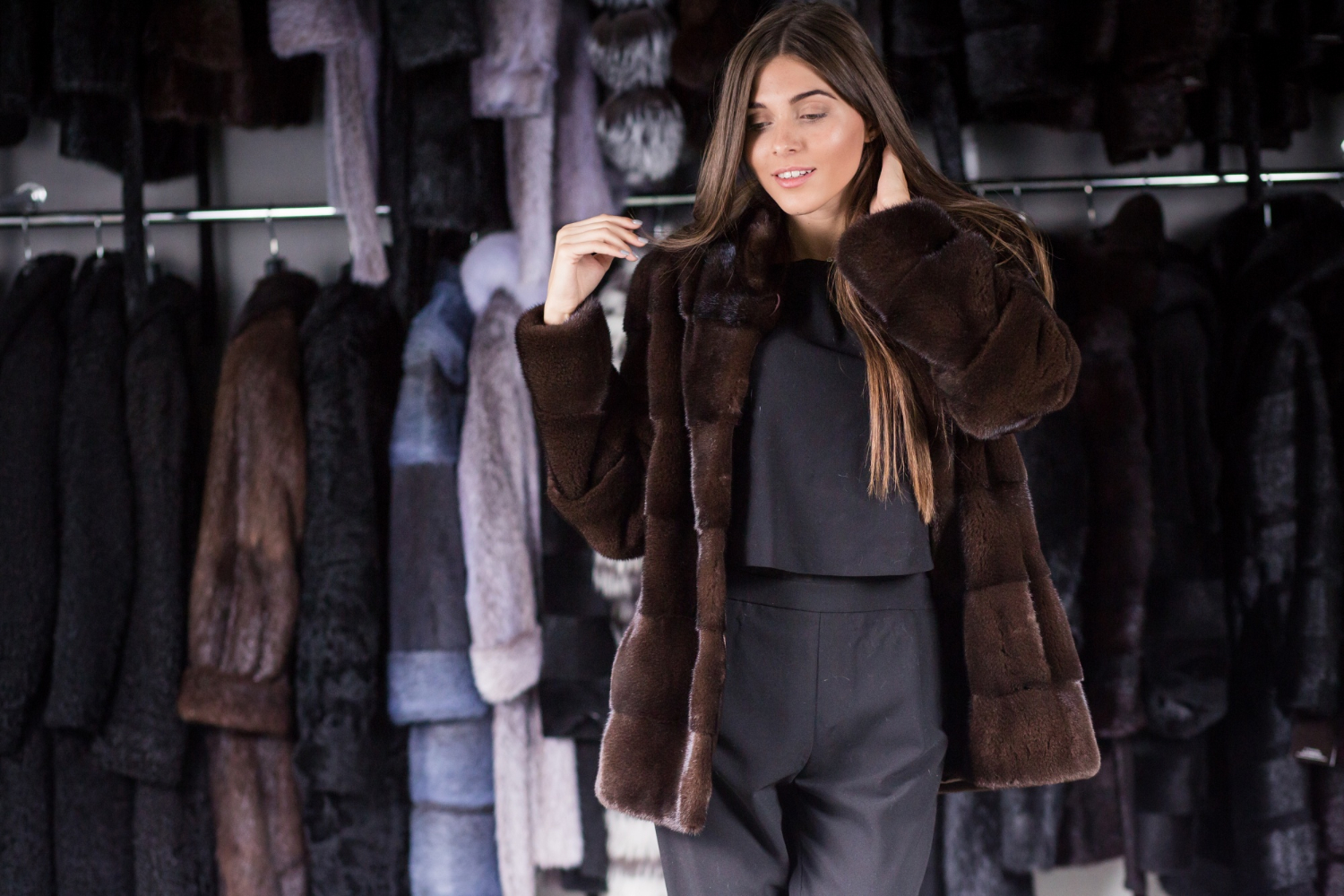essayer des vêtements de luxe